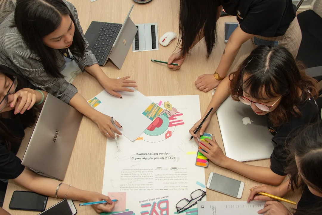 Vue rapprochée d’une main tenant un smartphone affichant le hashtag #micropreneur à l’écran, symbolisant l’entrepreneuriat.